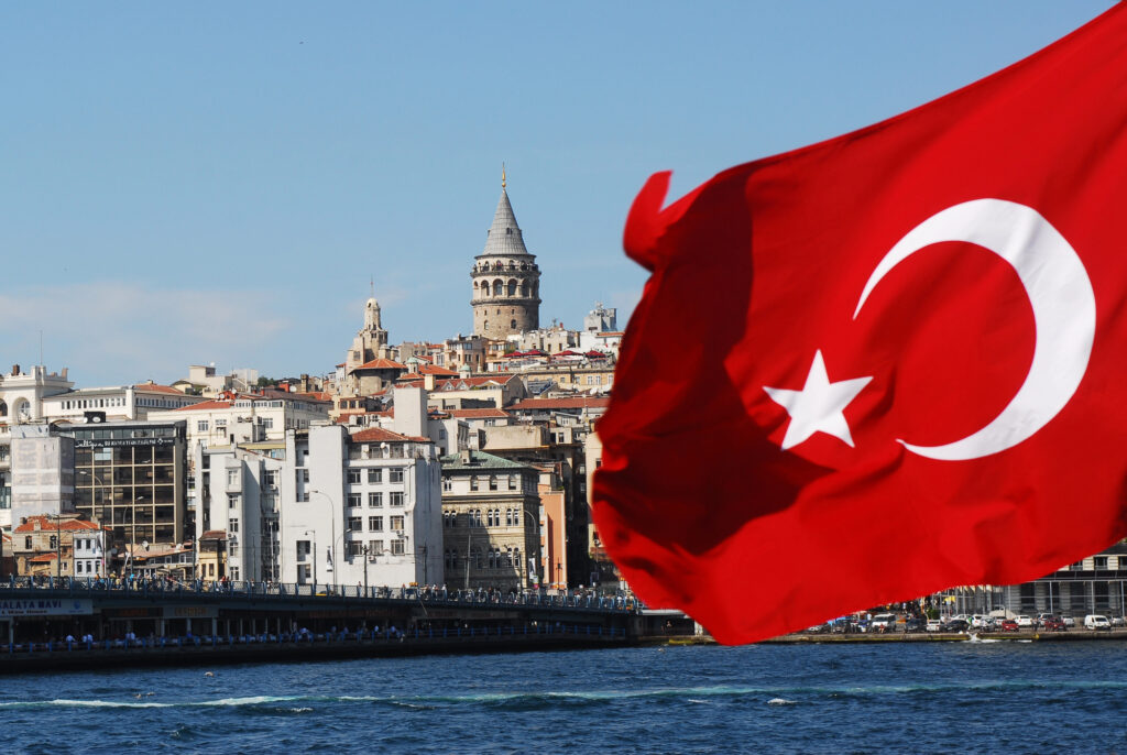 Vista panorâmica de Istambul com mesquitas históricas e Estreito de Bósforo na Turquia