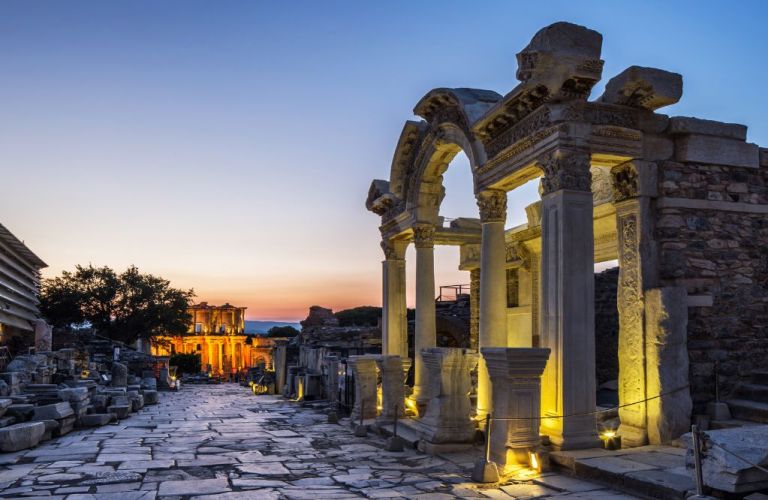 Consultora de viagem profissional planejando roteiro personalizado para turistas visitarem a Turquia