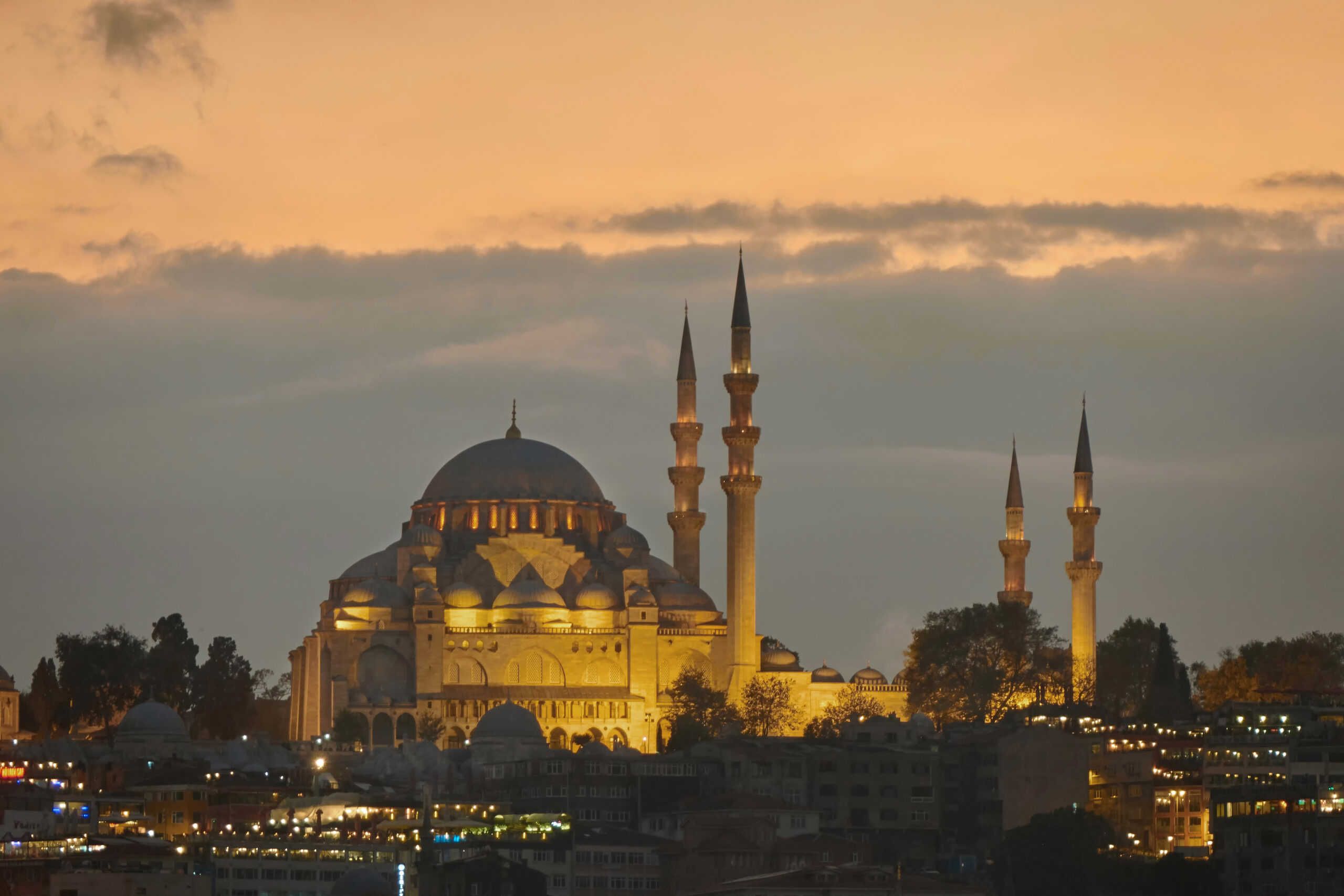 Vista panorâmica de Istambul mostrando mesquitas históricas, o Bósforo e a arquitetura otomana da cidade