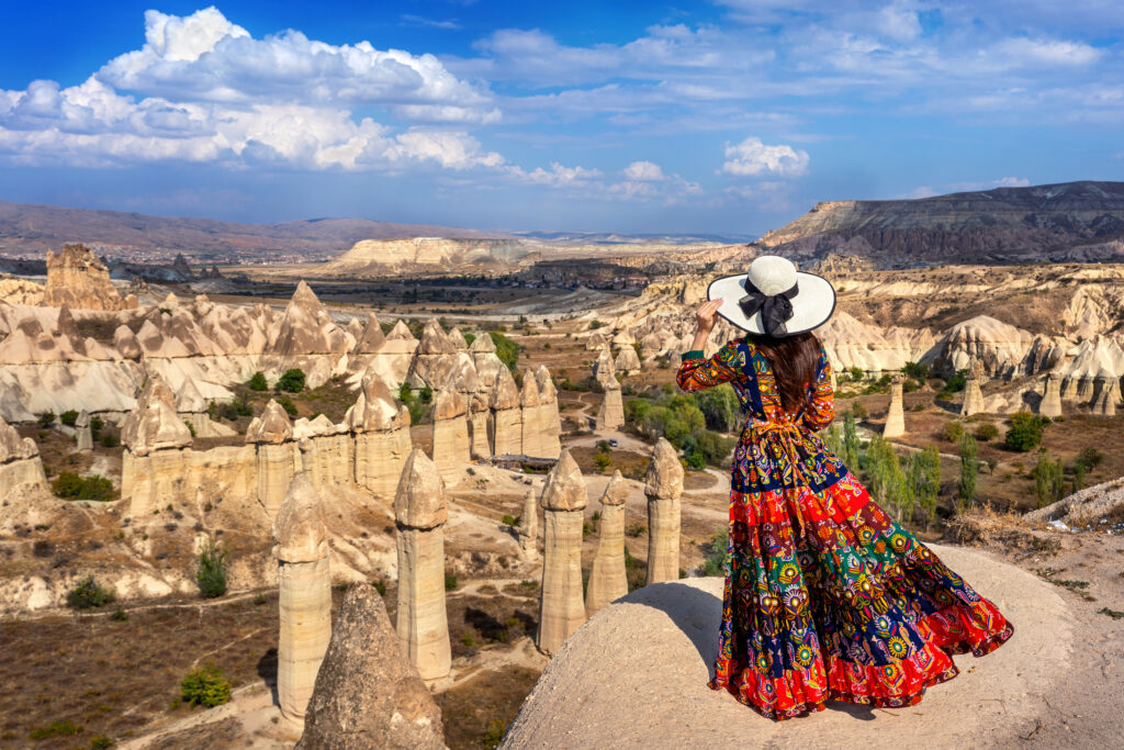 Paisagem dos vales rochosos e chaminés de fadas na Capadócia, Turquia